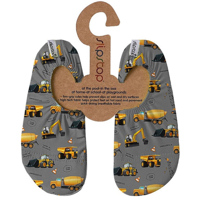 Slipstop waterschoenen met grijs patroon van bouwvoertuigen op een kartonnen hanger.