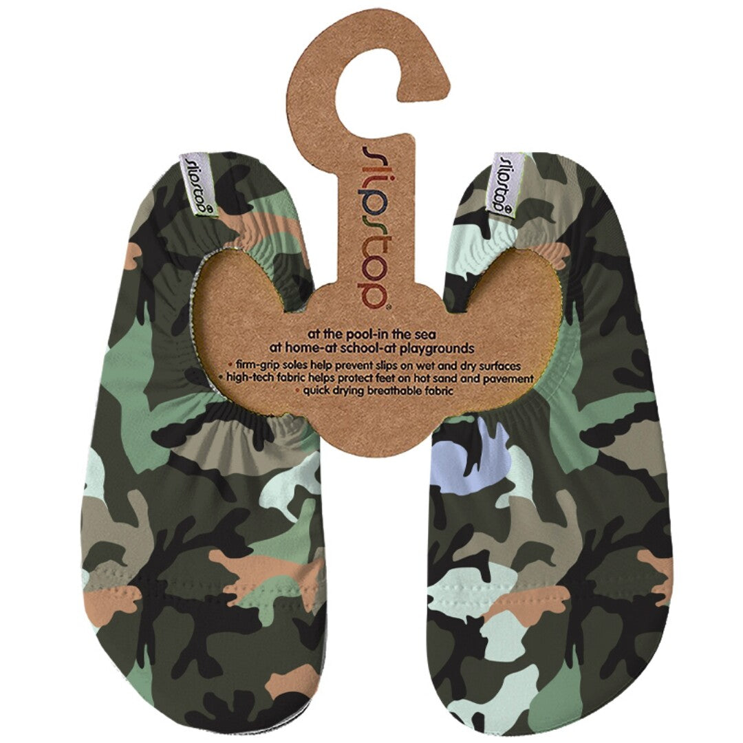 Slipstop baby- en peutersportschoenen met camouflagepatroon op een kartonnen hanger.