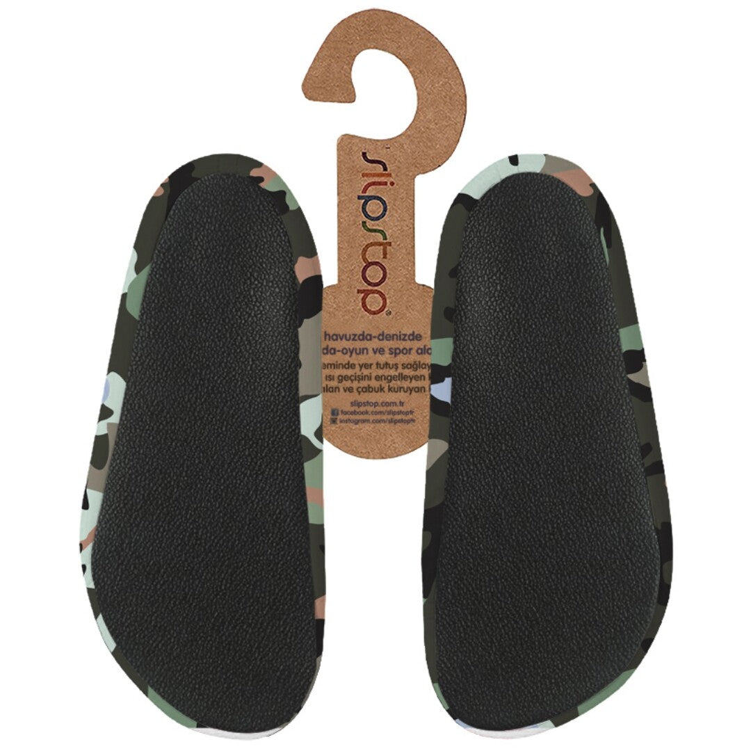 De zwarte slipbestendige zolen van Slipstop baby- en peutersportschoenen met camouflagepatroon, gepresenteerd op een hanger.