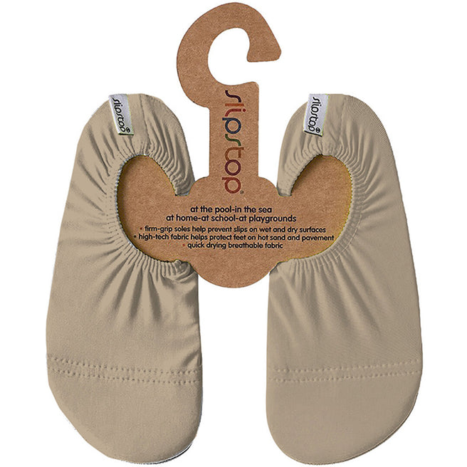 Een paar beige Slipstop kinder waterschoenen op een kartonnen hanger.