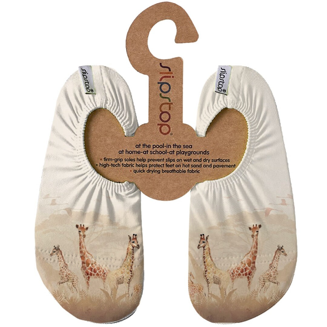 Slipstop baby- en peutersportschoenen met giraffe patroon op een kartonnen hanger.