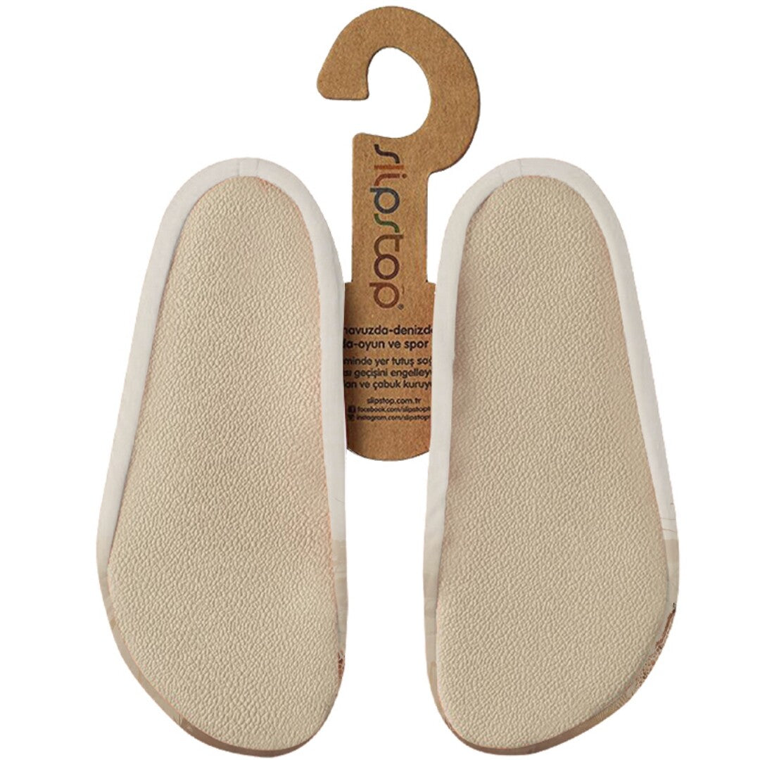 Achterkant van Slipstop baby- en peutersportschoenen met beige zolen op een kartonnen hanger.