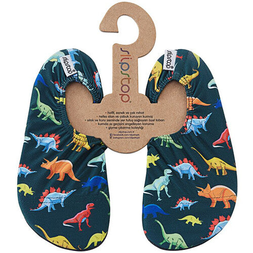 Slipstop waterschoentjes met dinopatroon, gepresenteerd aan een kartonnen hanger.