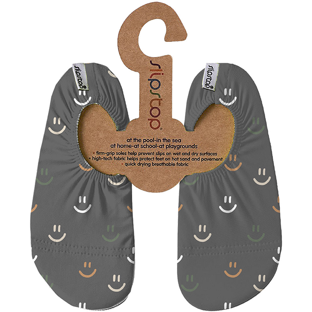 Slipstop waterschoentjes met grijs smiley patroon, gepresenteerd op een kartonnen hanger.
