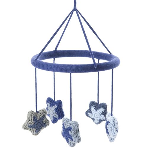 smallstuff babymobiel met blauwe ring en gehaakte sterren in blauw- en grijstinten.