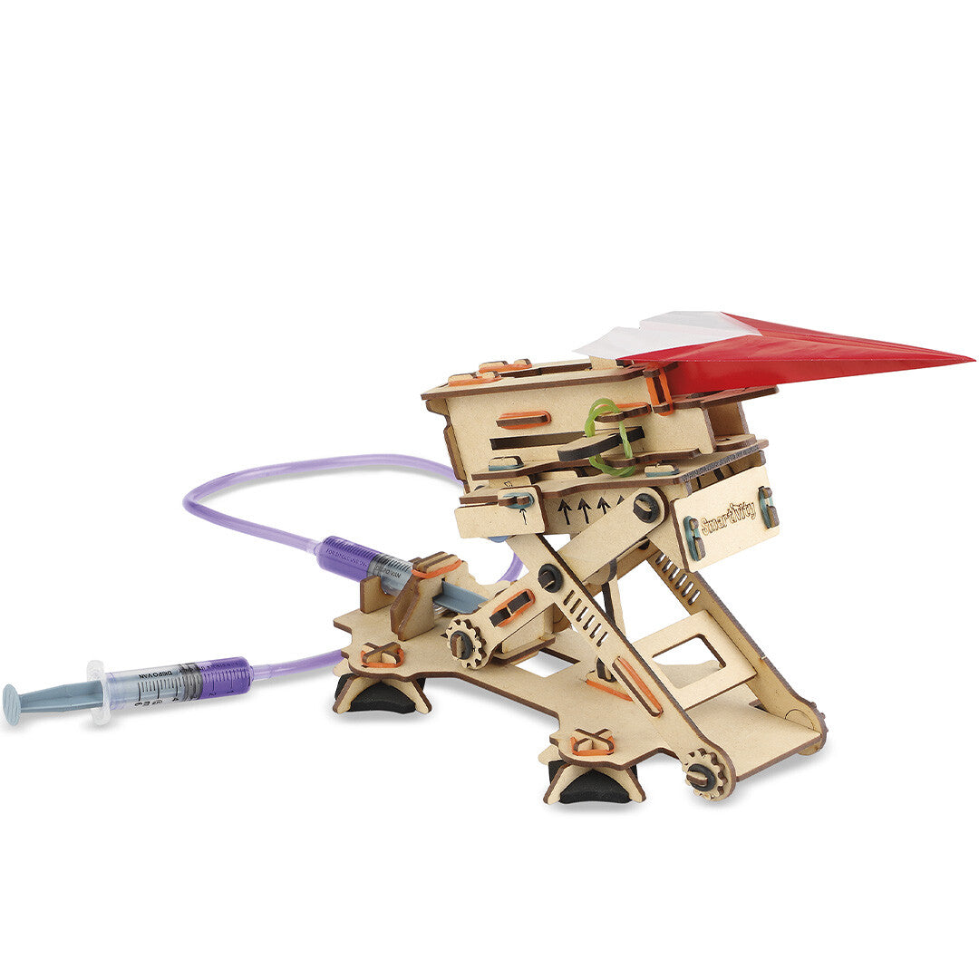 Smartivity houten bouwset van een hydraulisch lanceerplatform met een rood papieren vliegtuig.