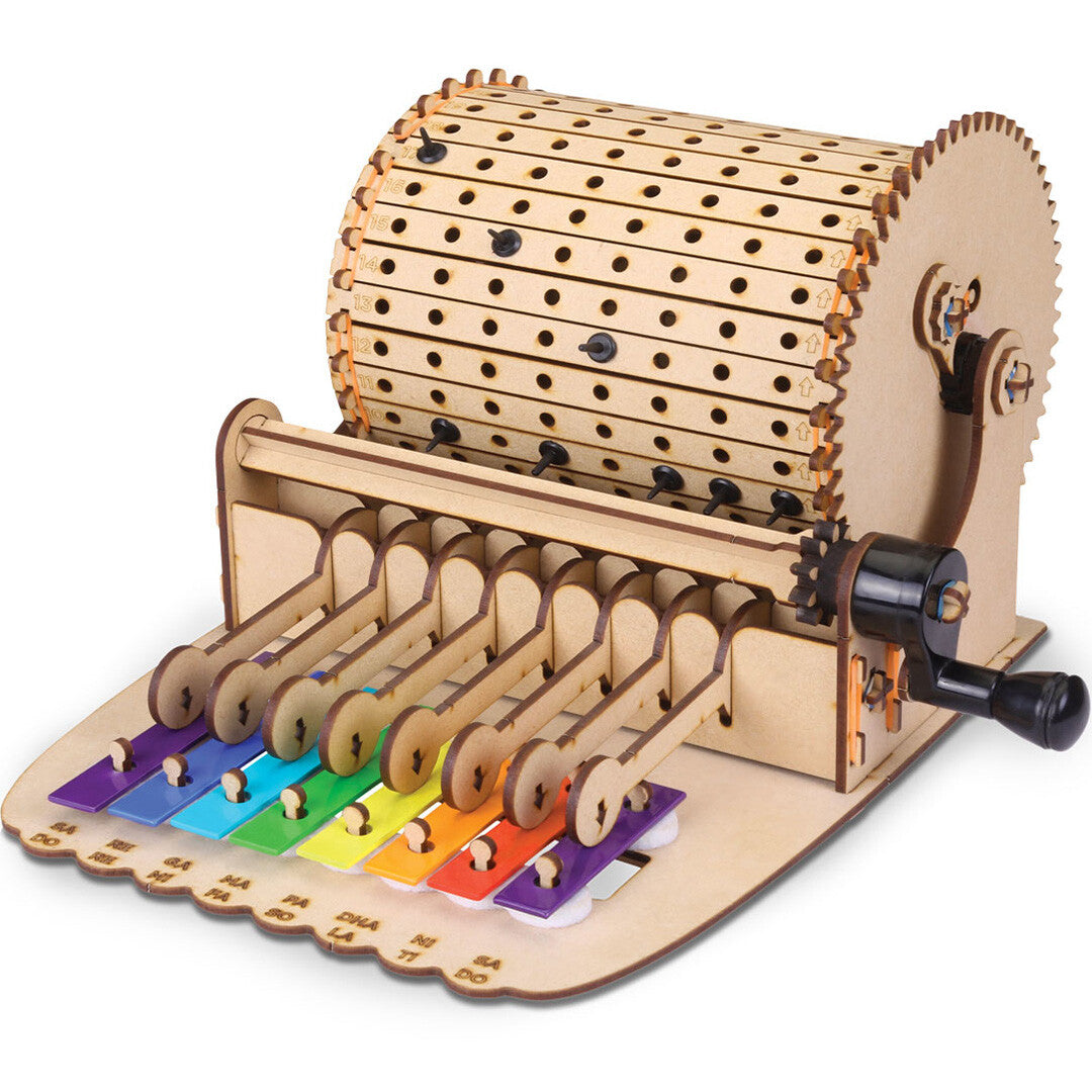 Smartivity houten bouwset van een muziekmachine met een draaiende cilinder en kleurrijke toetsen.