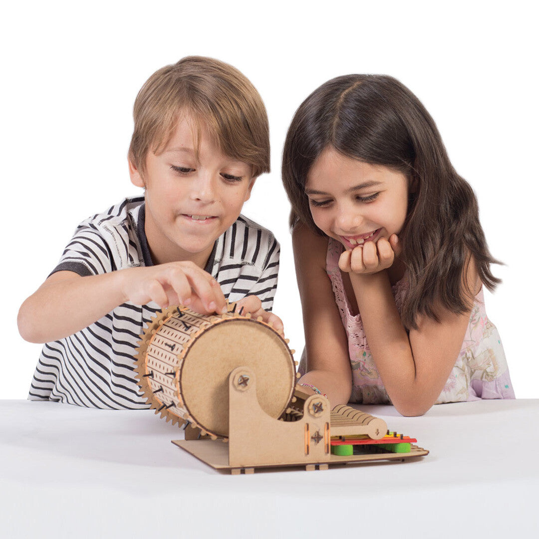 Twee kinderen spelen samen met de houten muziekmachine bouwset.