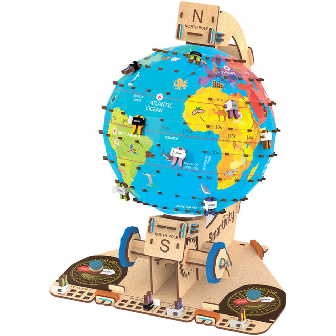Smartivity bouwset van een kleurrijke wereldbol met kleine figuren erop.