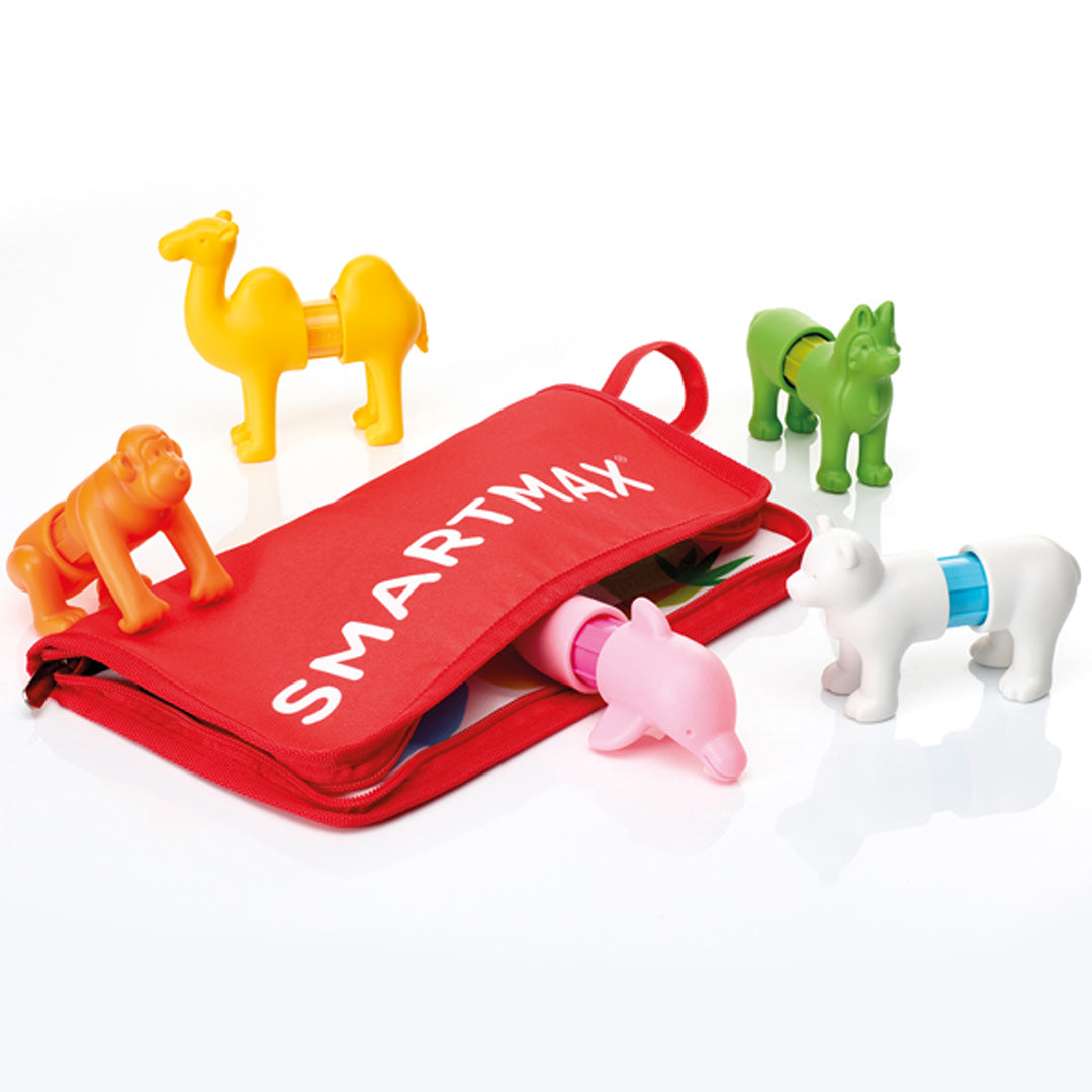 De vijf SmartMax magnetische dierenfiguren rondom een open rode SmartMax reistas, met de dolfijn er deels in.