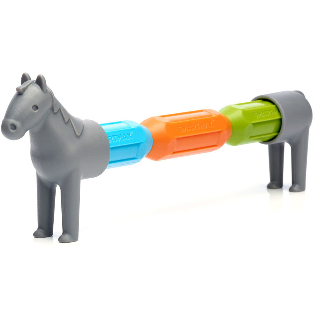 Een grijs Smartmax paard van het magnetisch bouwspeelgoed, verlengd met drie gekleurde magneetstaven.