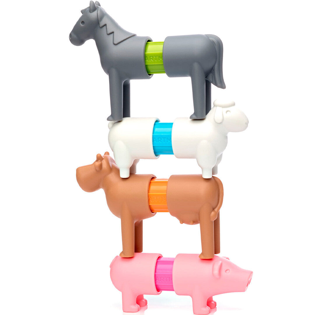 Vier Smartmax magnetische boerderijdieren, een paard, schaap, koe en varken, op elkaar gestapeld.