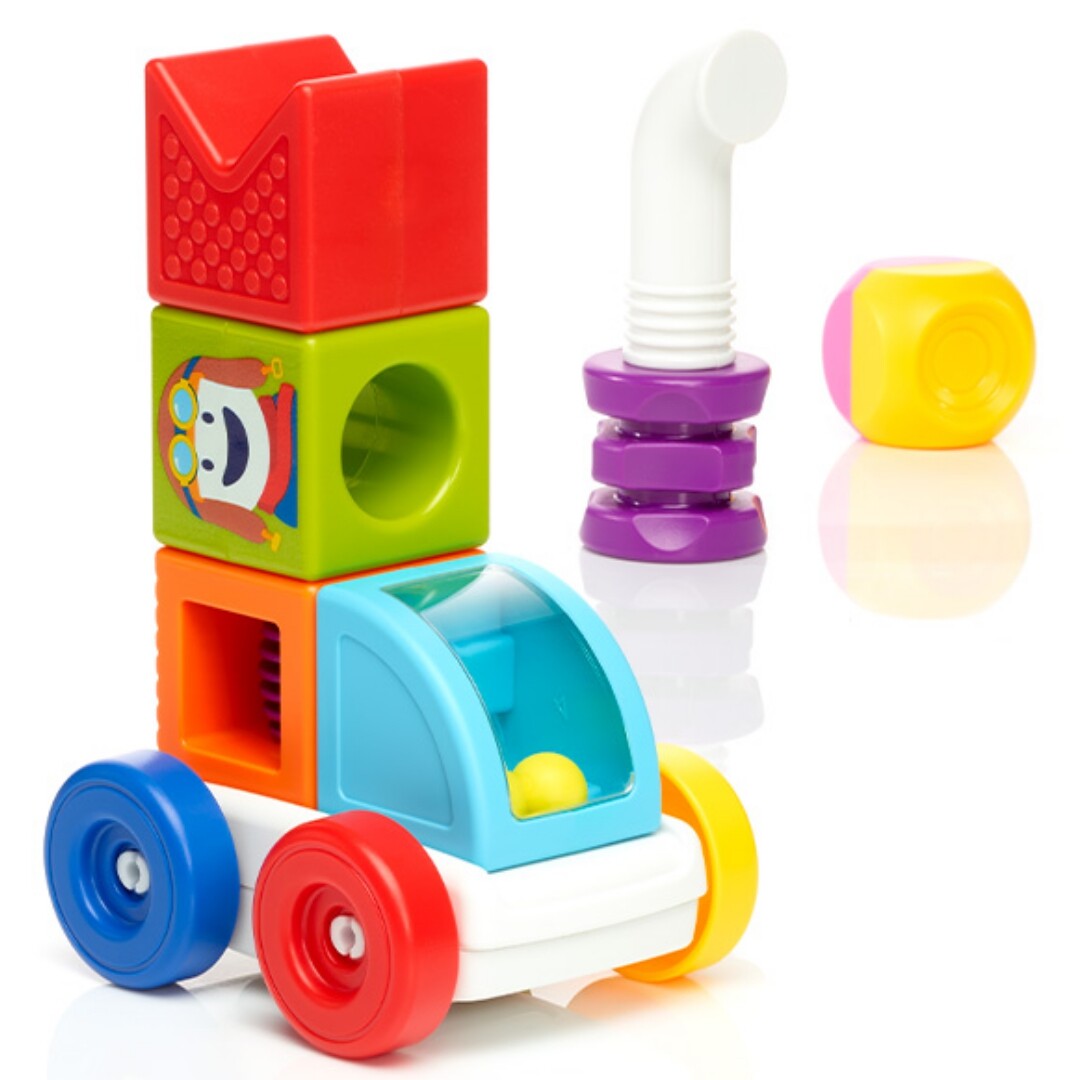 Een gebouwd voertuig van Smartmax My First magnetische bouwblokken met een blauwe cabine en gestapelde kleurrijke blokken.