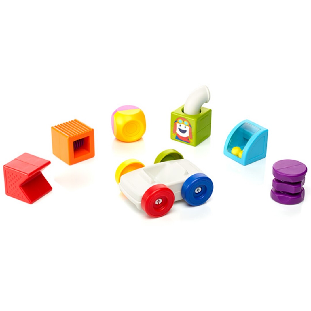 Alle losse onderdelen van het Smartmax My First Build & Drive magnetisch bouwspeelgoed, inclusief wielen en kleurrijke blokken.