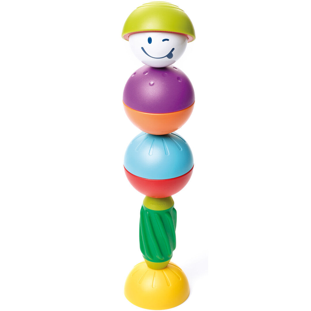Een hoog gestapeld Smartmax magnetisch puzzelspel figuur met kleurrijke onderdelen en een wit gezichtje.