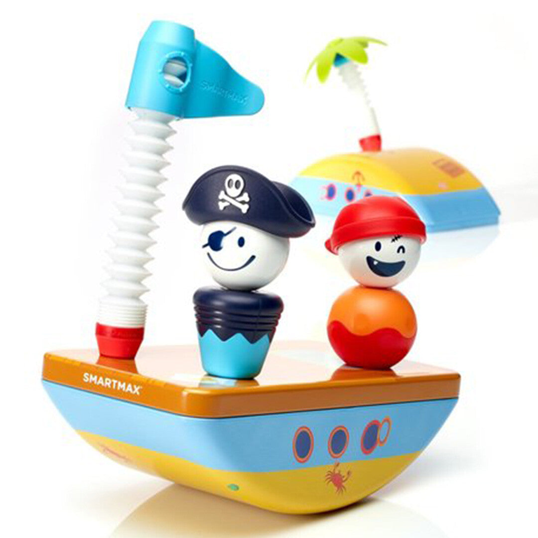 SmartMax piratenschip met twee piratenfiguren en een mast, met een eilandje op de achtergrond.