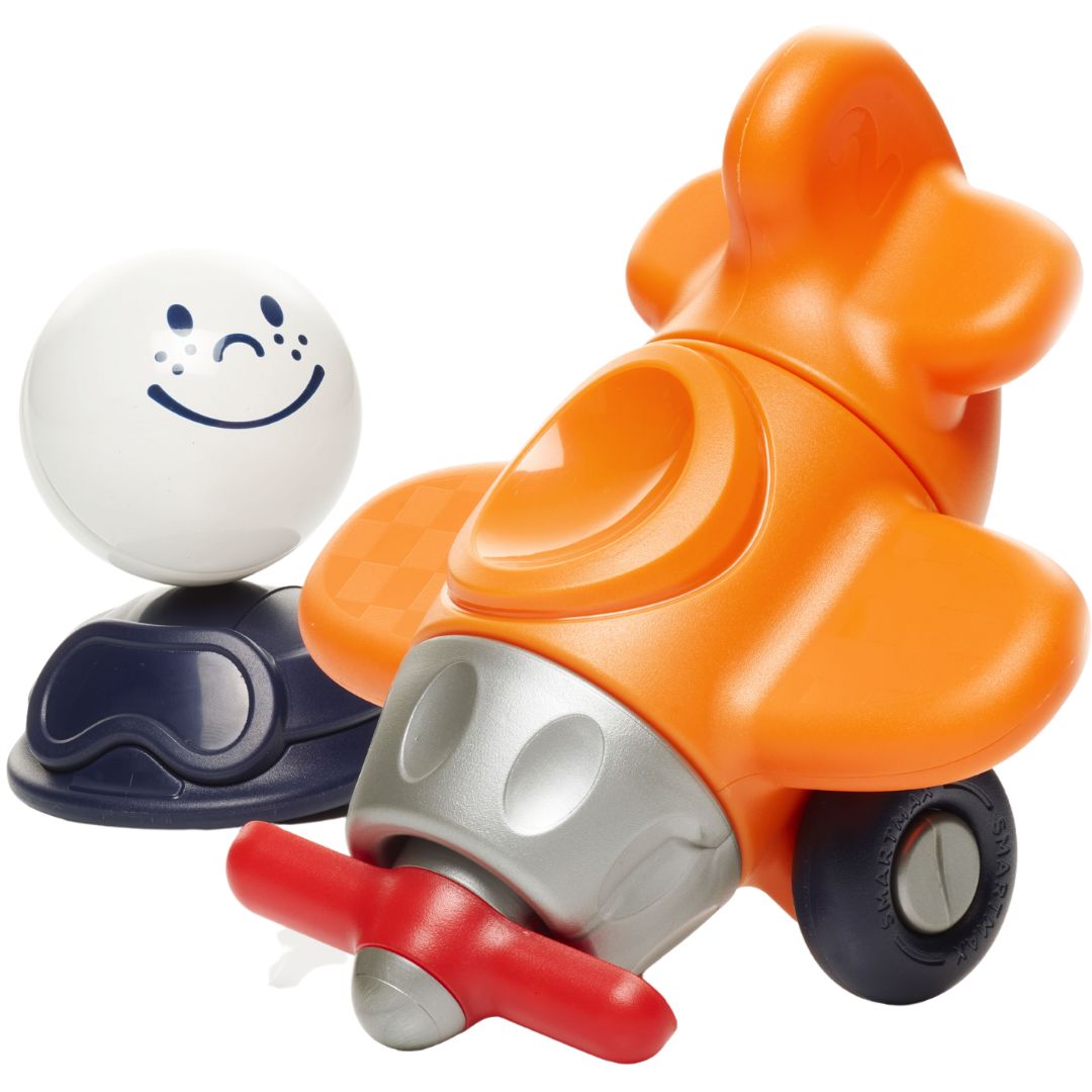 Smartmax speelgoedvliegtuig met de oranje romp en de losse witte pilootkop met blauwe helm ernaast.