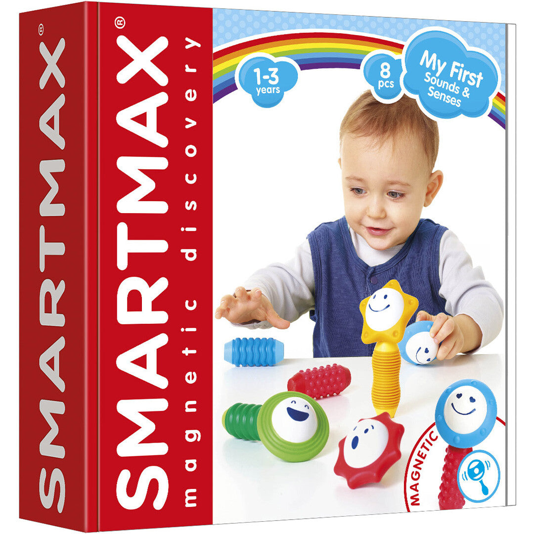 De Smartmax My First Sounds & Senses verpakking met een afbeelding van een baby die met het speelgoed speelt.