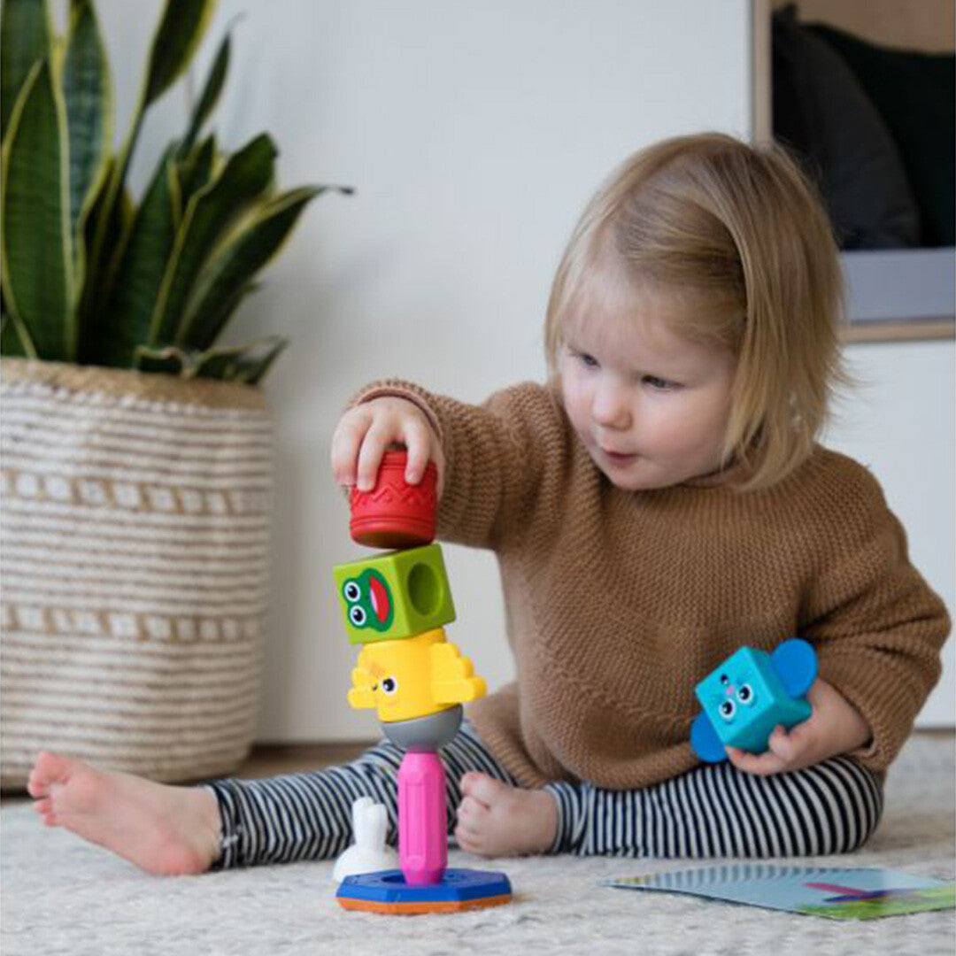 Een peuter speelt met het SmartMax magnetische sorteer- en stapelspeelgoed op de grond.