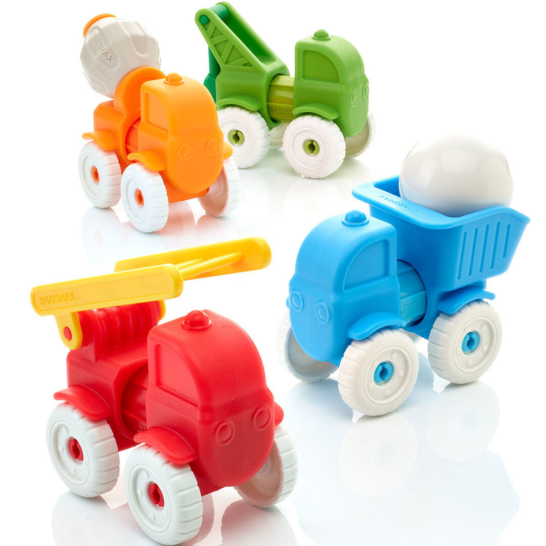 Vier SmartMax magnetische bouwvoertuigen in rood, groen, blauw en oranje op een witte achtergrond.
