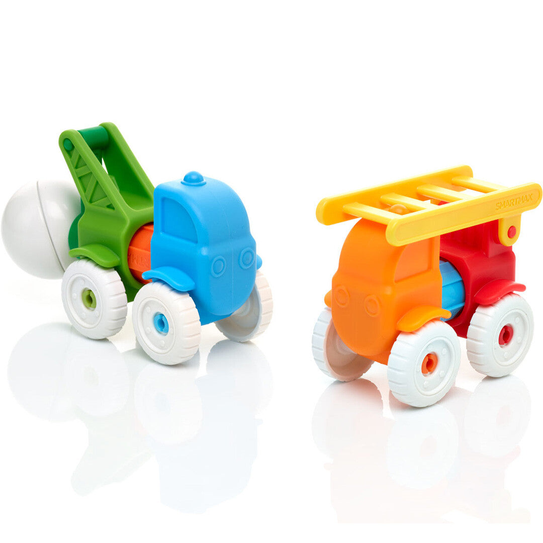 Twee SmartMax magnetische bouwvoertuigen, een groen-blauwe kraanwagen en een oranje-rode ladderwagen, op een witte achtergrond.