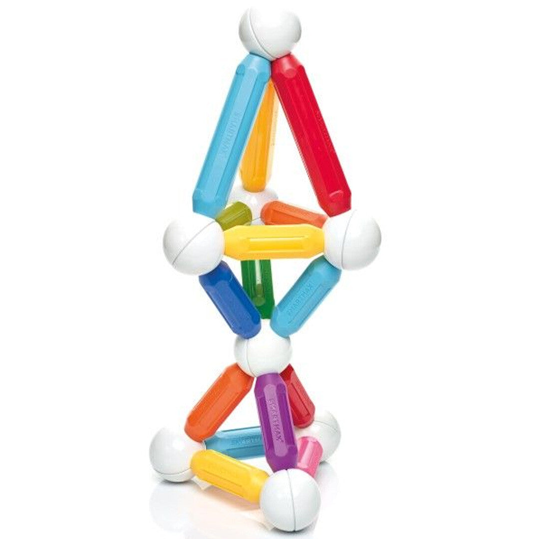 Een kleurrijk SmartMax magnetisch bouwsel van staven en ballen staat rechtop.