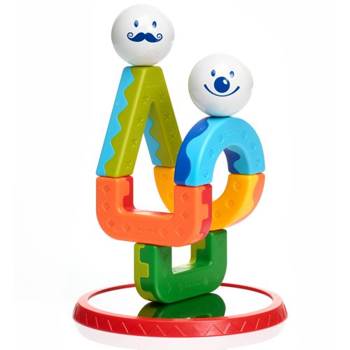Twee Smartmax acrobaatfiguren opgebouwd uit kleurrijke magnetische stukken en ballen met gezichtjes, staand op een spiegelende rode basis.