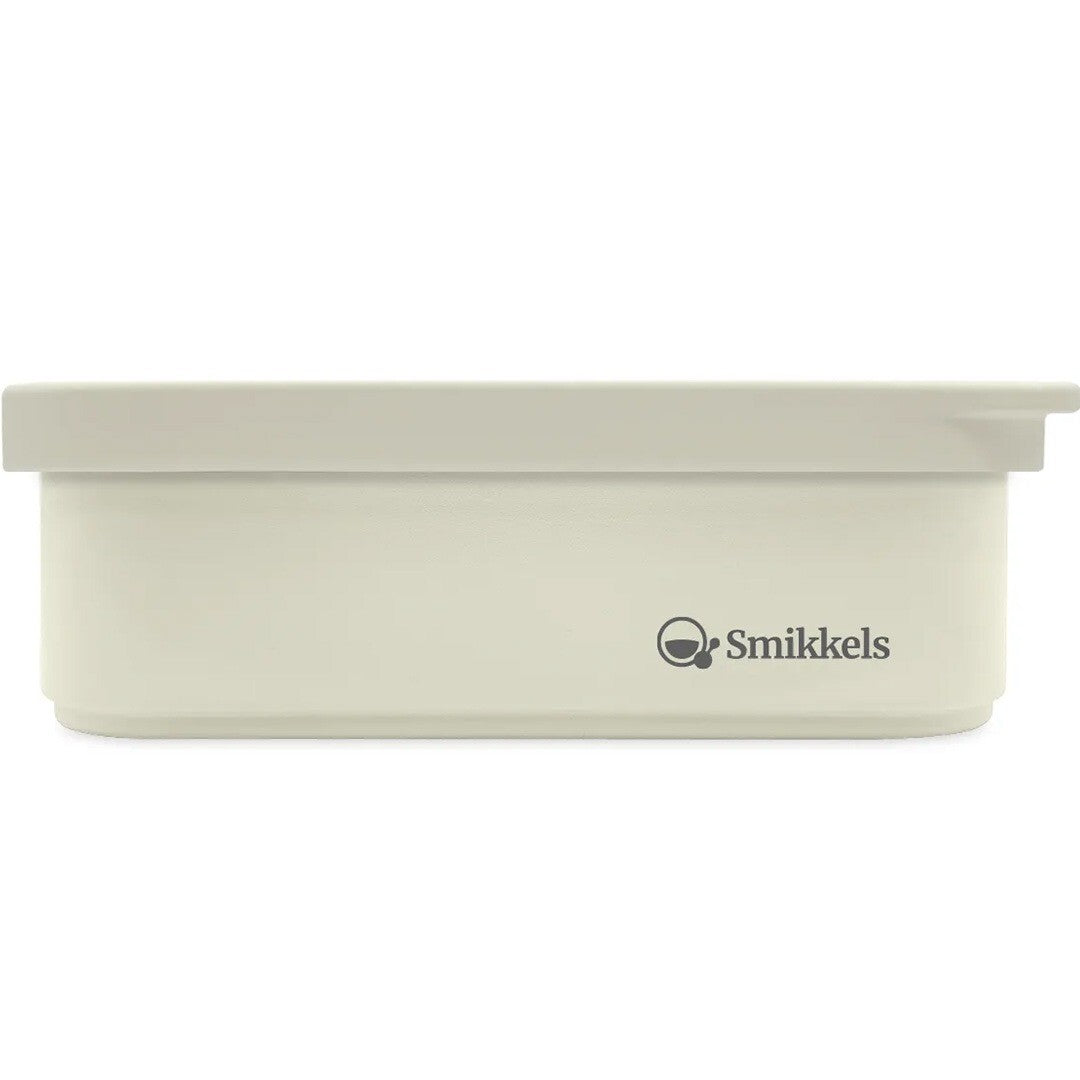 Smikkels RVS broodtrommel met siliconen deksel in crème kleur, met logo op de voorkant.