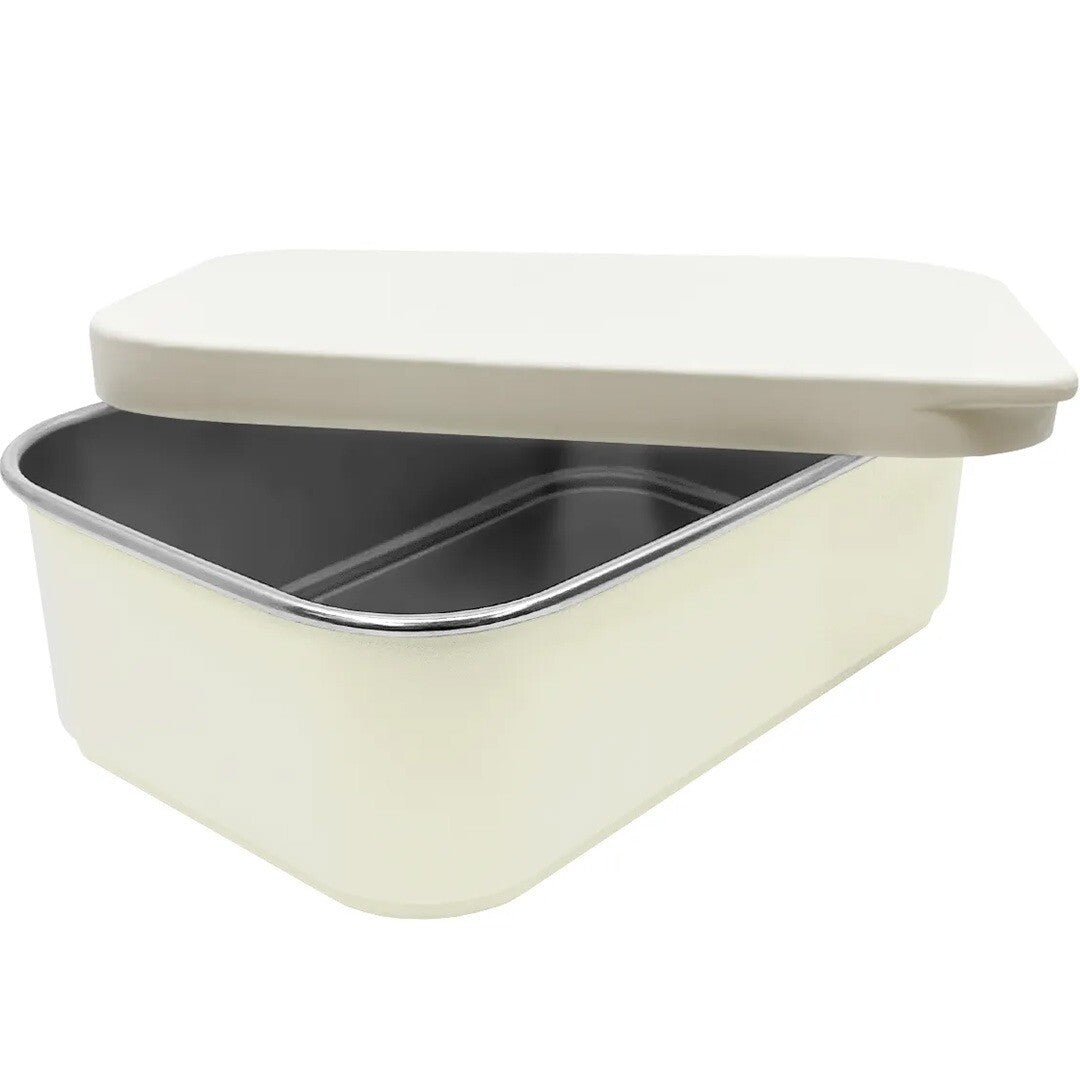 Smikkels RVS broodtrommel in crème kleur met het siliconen deksel deels open, toont de roestvrijstalen binnenkant.