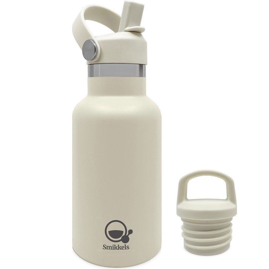 Smikkels crème roestvrijstalen thermos drinkfles met rietjesdop en een extra schroefdop ernaast.
