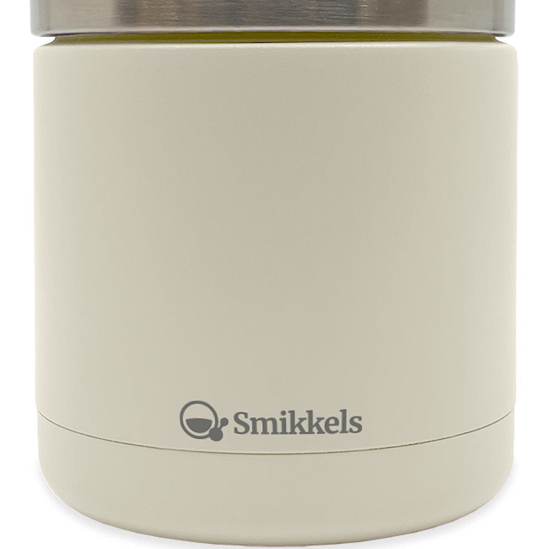 Close-up van de Smikkels crème thermos voedselpot met logo.
