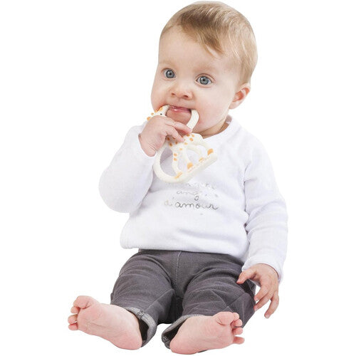 Een baby bijt op de Sophie de giraf bijtring.