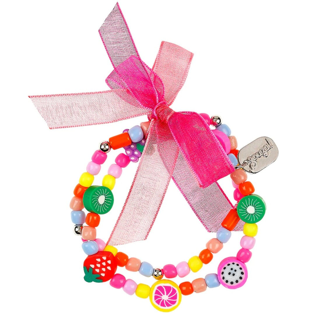 Souza for kids kinderarmbanden met kleurrijke kralen en fruitbedels, samengebonden met een roze lint.