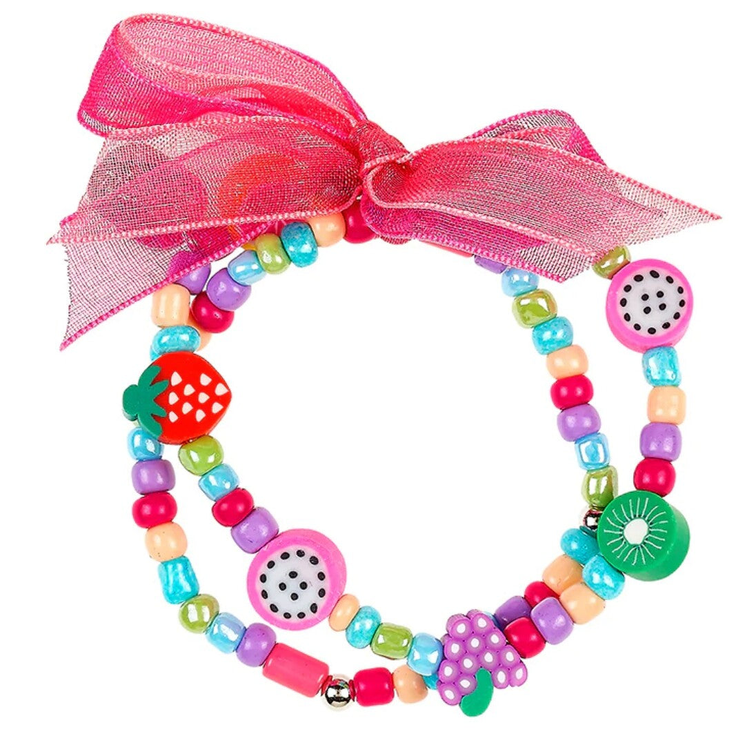 Souza for Kids kinderarmbanden met kleurrijke kralen en fruitbedels, samengebonden met een roze lint.