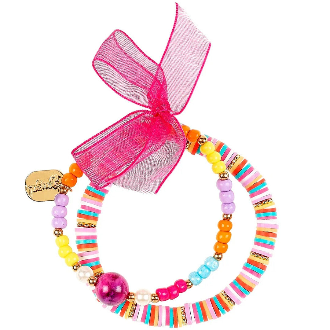 Souza for Kids set van twee veelkleurige kinderarmbanden met gestreepte en ronde kralen, samengebonden met een roze lint.