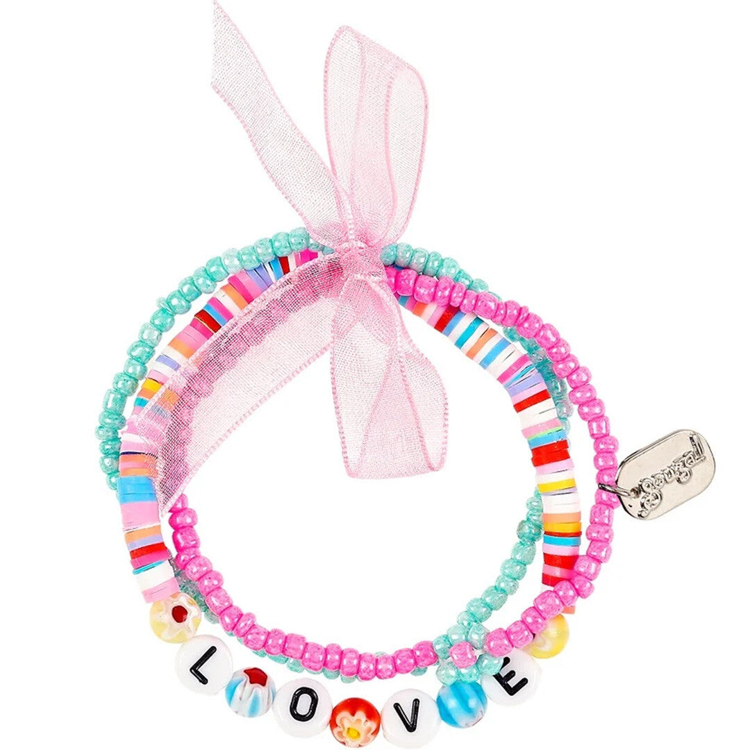 Souza for Kids set van drie kleurrijke kinderarmbanden, waaronder één met de tekst 'LOVE', samengebonden met een roze lint.