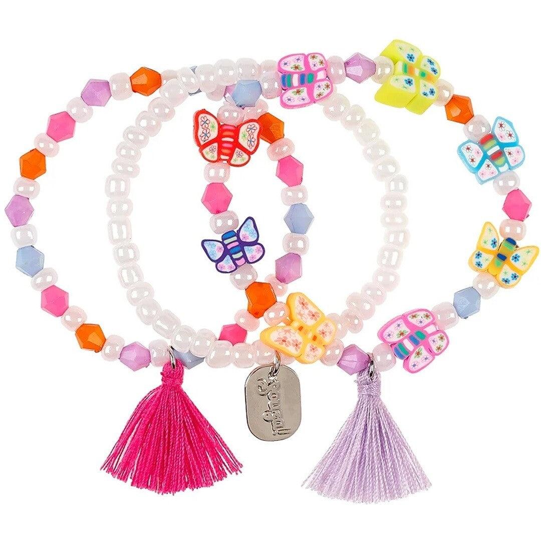 Drie kleurrijke souza for kids kinderarmbanden met kralen, vlinderbedeltjes en kwastjes.