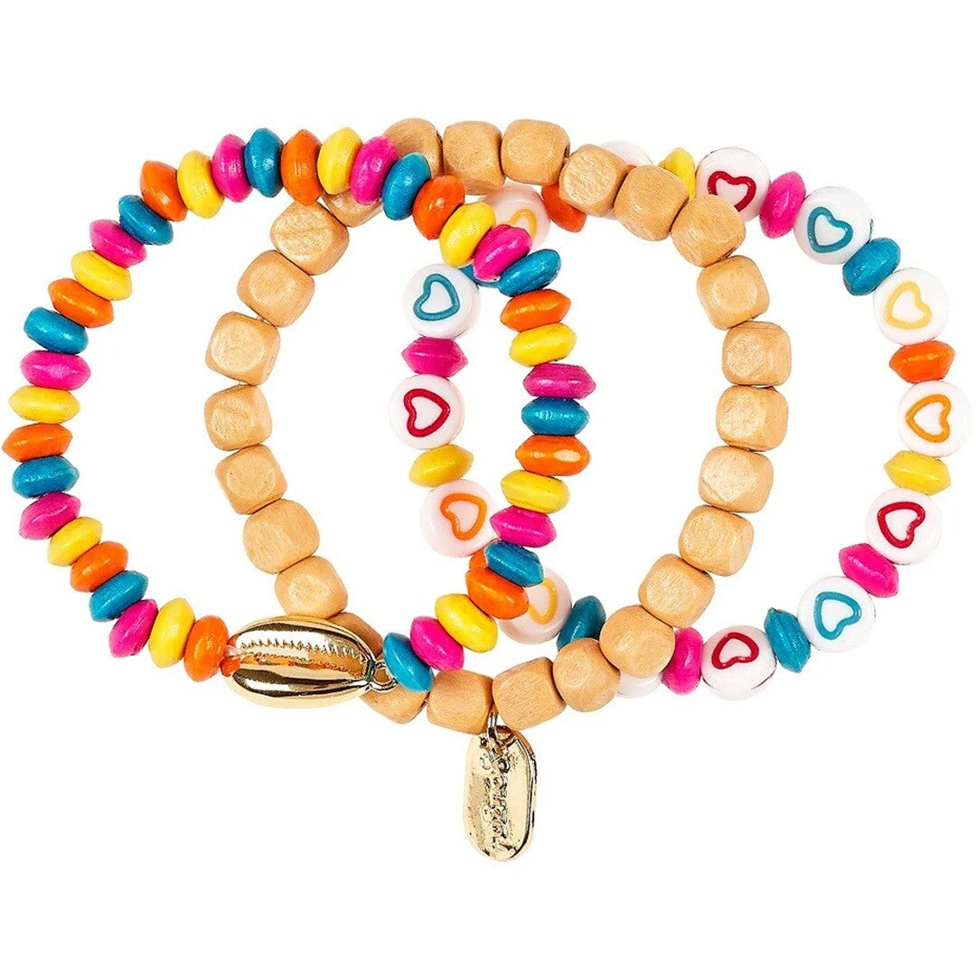 Drie kleurrijke Souza for Kids kinderarmbanden met houten kralen, plastic hartjes en een gouden schelpje.