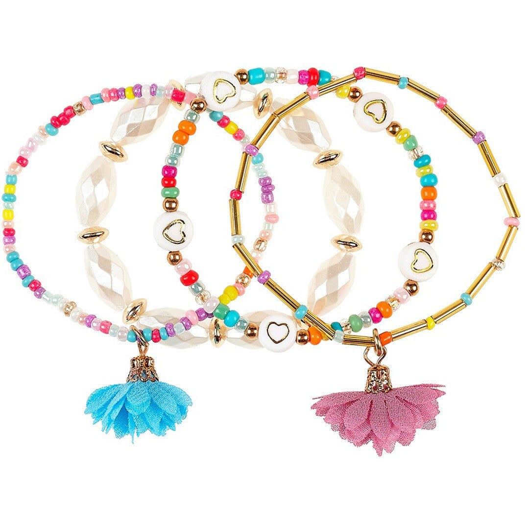 Souza for kids set van vier veelkleurige kinderarmbanden met kralen, hartjes en stoffen kwastjes.