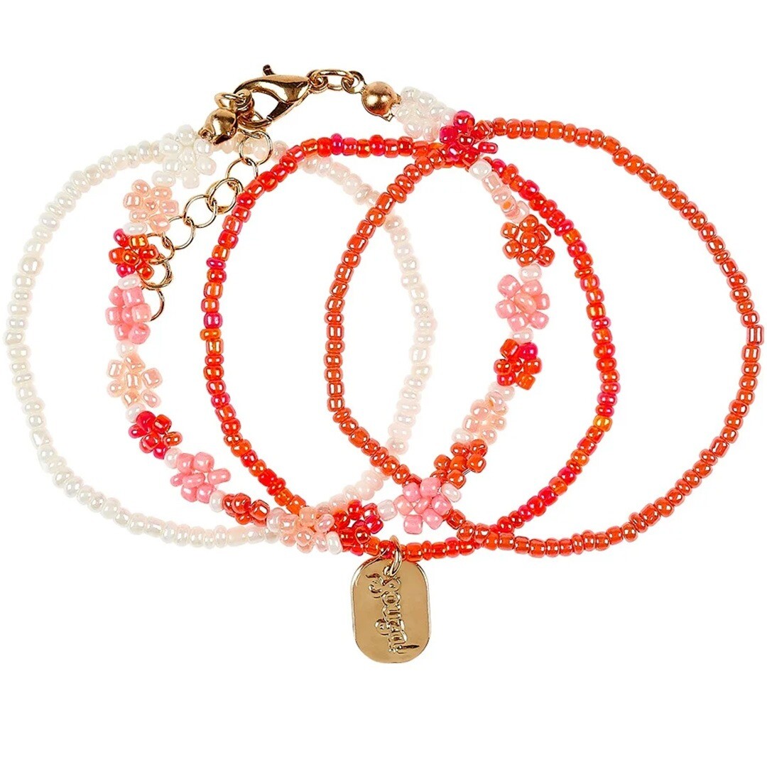 Souza for kids set van vier kralen kinderarmbanden in roze, oranje en wit met bloemvormige kralen en een goudkleurige bedel.