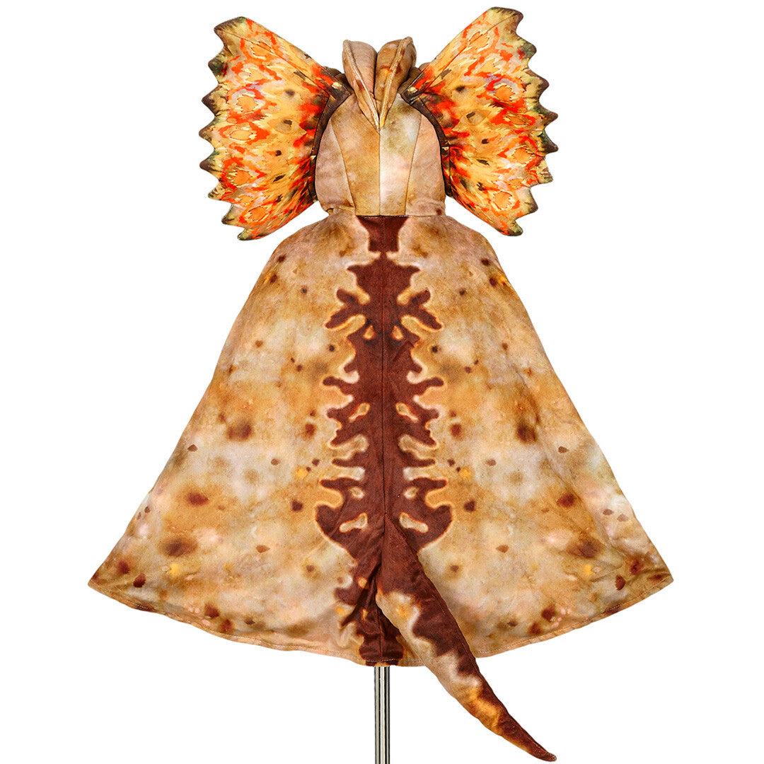 De achterkant van de Souza for kids dilophosaurus cape, een beige kinderkostuum met ruggengraatpatroon en staart.