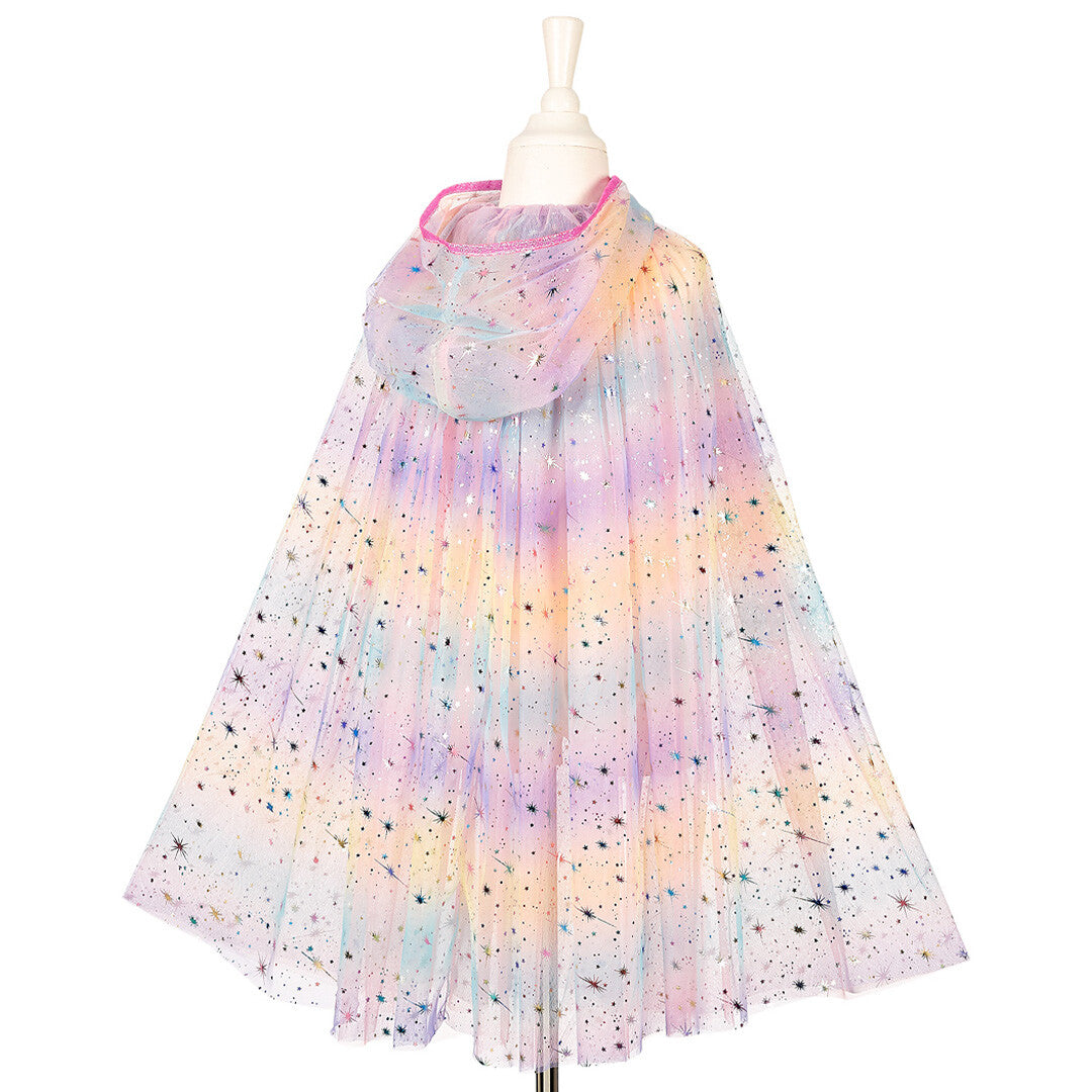 De achterkant van de souza for kids veelkleurige kinder cape met sterren en capuchon, gepresenteerd op een paspop.