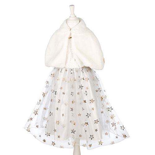 Witte faux fur cape gedragen over een witte jurk met gouden sterren op een paspop.