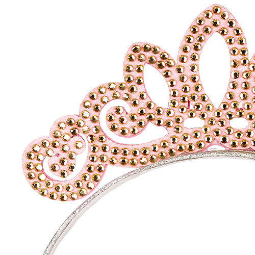 Detail van de roze diadeem met gouden steentjes en wervelpatroon.