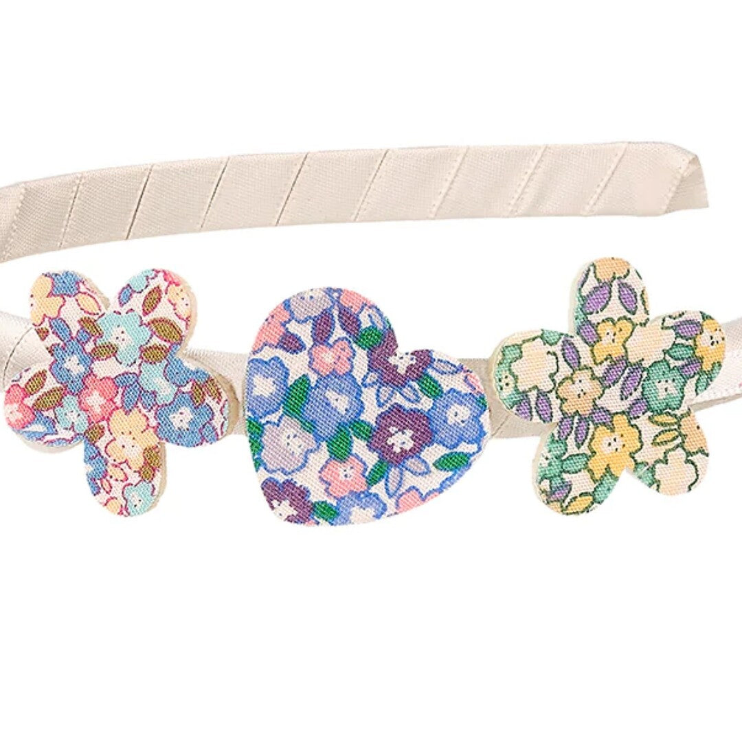 Detail van de Souza for kids kinderhoofdband met gebloemde bloemen en een hartje.