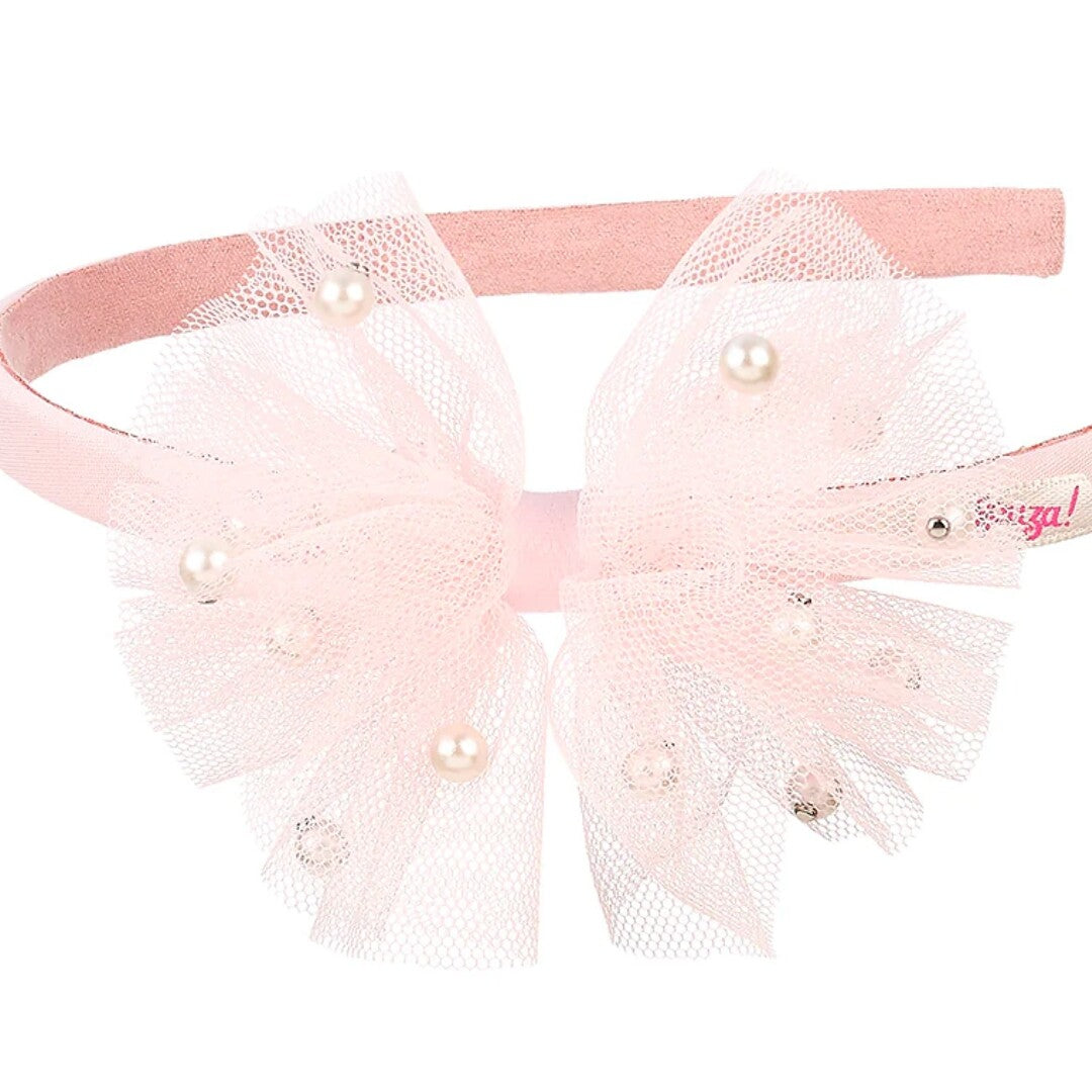 Detail van de Souza for Kids roze hoofdband met een strik van tule en parelversiering.
