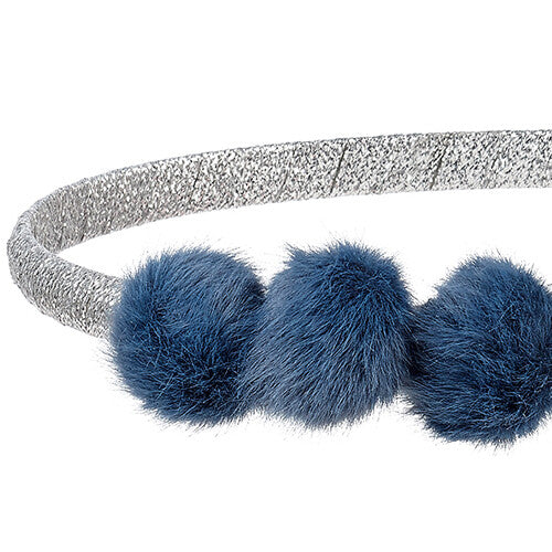 Detail van de Souza for Kids kinder hoofdband met donkerblauwe pompons en zilveren glitterband.
