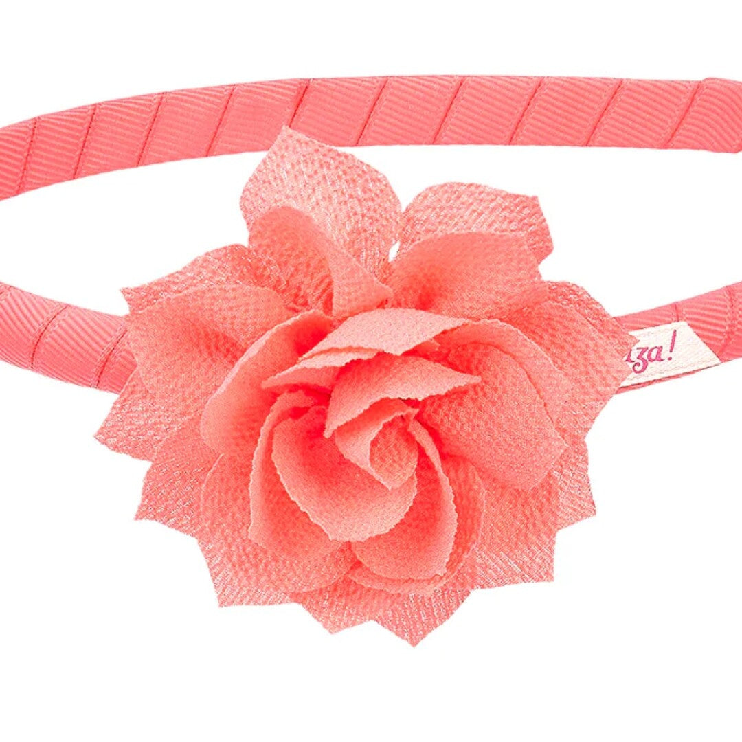 Detailopname van de roze stoffen bloem op de Souza for Kids kinderhoofdband.