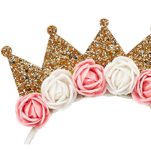 Detail van de gouden glitterkroon en de roze en witte vilten bloemen op de kinderdiadeem.