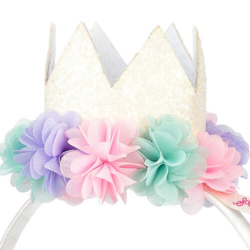 Close-up van de witte glitterkroon en pastelkleurige stoffen bloemen op de Souza for Kids diadeem.